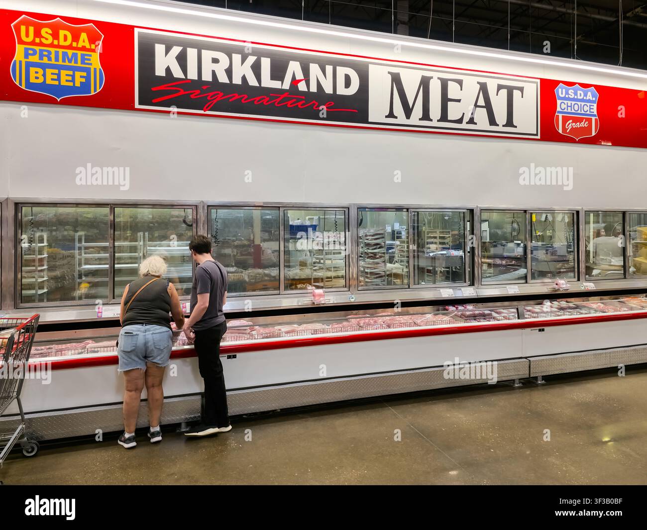 PLANO, TX, USA - 19 LUGLIO 2026: I clienti sfogliano la sezione carne Kirkland Signature all'interno di un negozio Costco. Kirkland Signature è il laboratorio privato di Costco Foto Stock