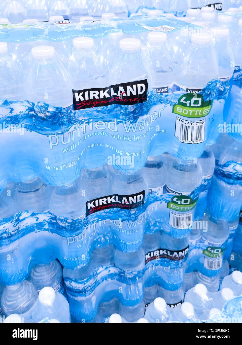 PLANO, TX, USA - 19 LUGLIO 2026: Confezioni di bottiglie d'acqua purificata Kirkland Signature sono ordinate in pile in un negozio Costco, mostrando la prominenza del brand Foto Stock