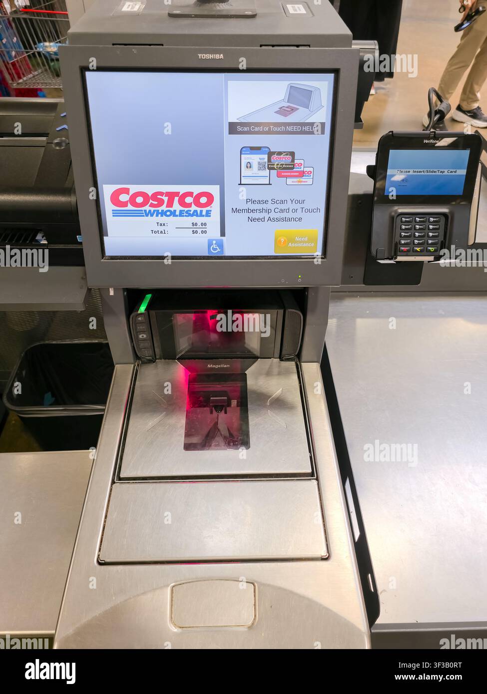 PLANO, TX, USA - 19 LUGLIO 2026: Una stazione di autoscansione in un negozio Costco che mostra uno schermo con istruzioni per scansionare una tessera di membri o richiedere Foto Stock