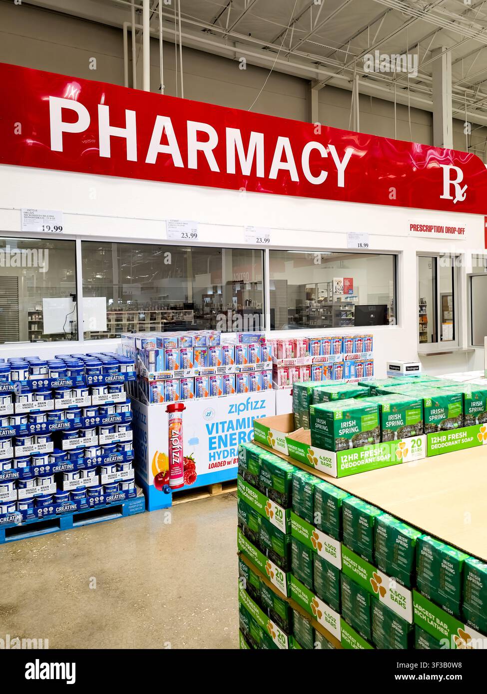 PLANO, TX, USA - 19 LUGLIO 2026: Una vista interna di un magazzino Costco a Plano, che mostra la sezione farmacia con un cartello rosso ben visibile. Sotto il cartello, Foto Stock