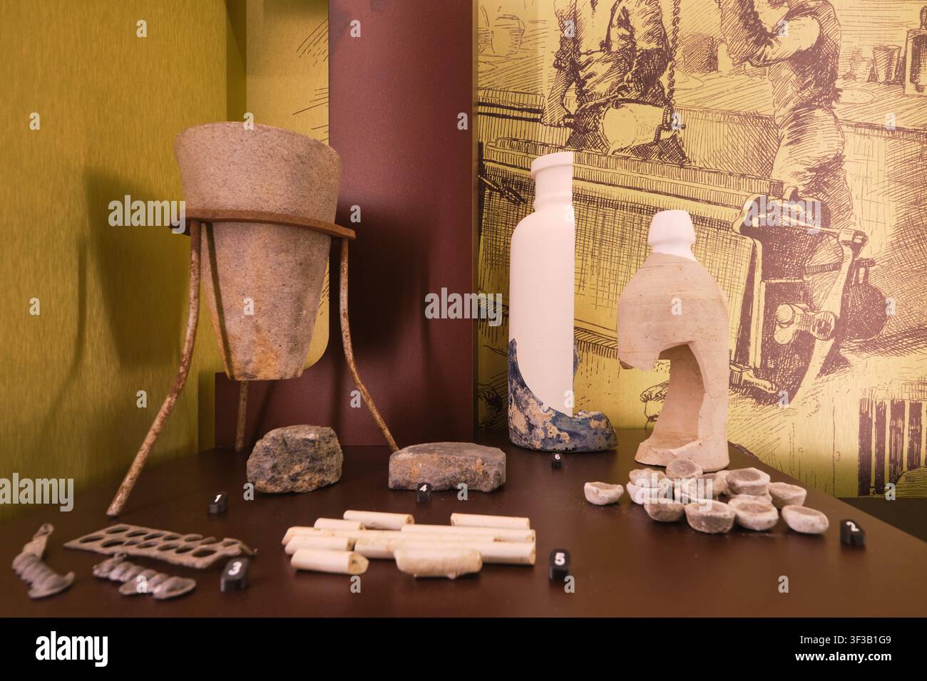 Esposizione di vari pezzi, frammenti di ceramica antica, bottiglie, pipe. Al Mint, Museum of History. A Sydney, Australia. Foto Stock