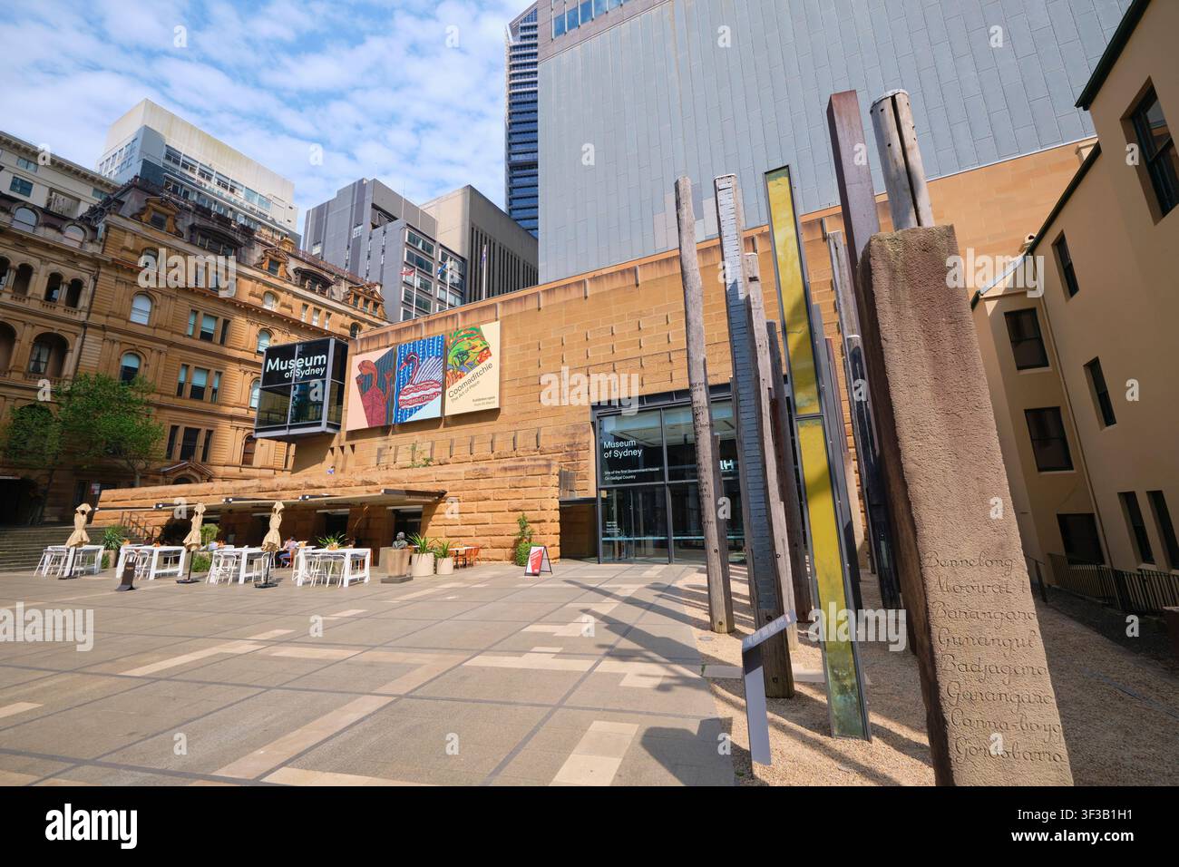Esterno dell’ingresso principale, parte di un complesso moderno di grattacieli. Al Museum of Sydney nel NSW, Australia. Foto Stock