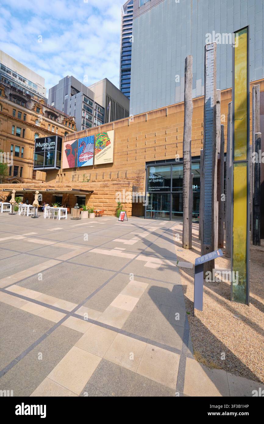 Esterno dell’ingresso principale, parte di un complesso moderno di grattacieli. Al Museum of Sydney nel NSW, Australia. Foto Stock