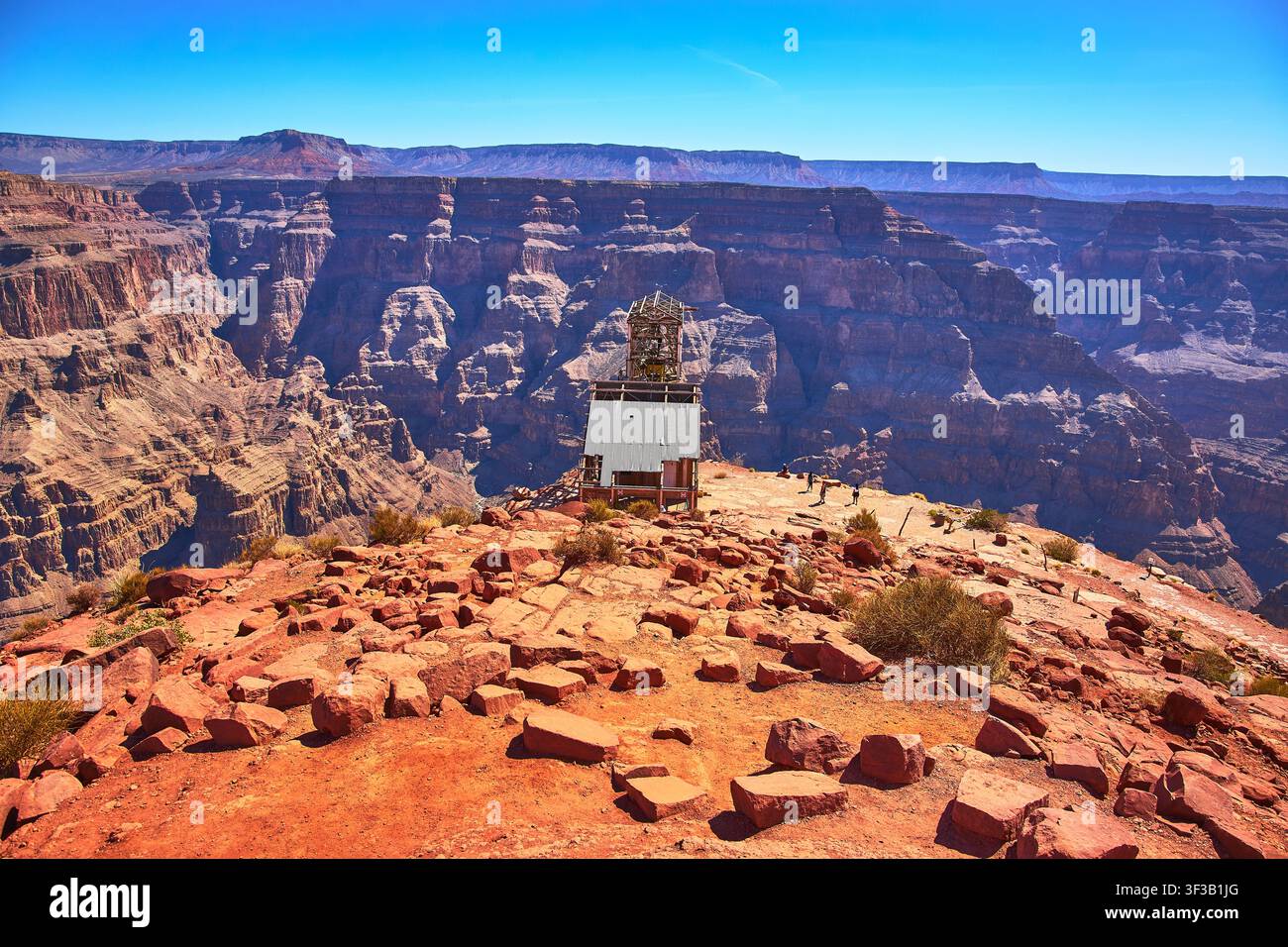 Struttura di miniera abbandonata sul bordo ovest del Grand Canyon con paesaggio di canyon drammatico Foto Stock