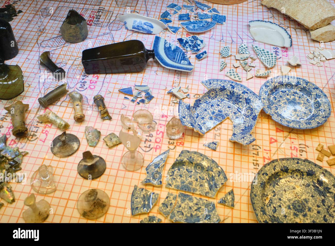 Esposizione di pezzi antichi, frammenti di porcellana coloniale, ceramiche, stoviglie, piatti, scavati nei vecchi quartieri. Al Museum of Sydney nel NSW, Australia. Foto Stock