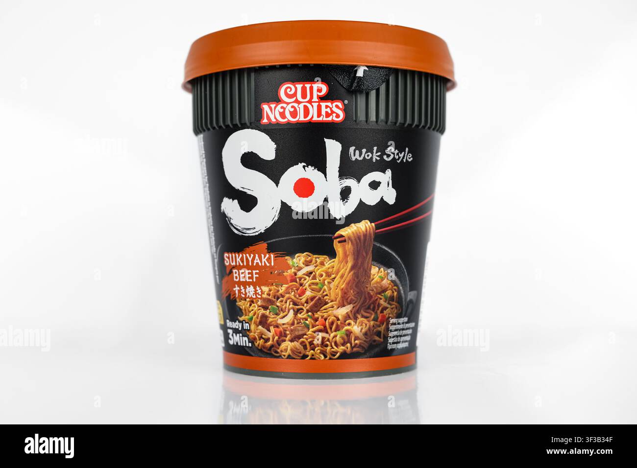Nissin Wok Style Soba Sukiyaki Beef CupNoodles Nudli istantanei in una tazza - Galles, Regno Unito - 18 maggio 2026 Foto Stock