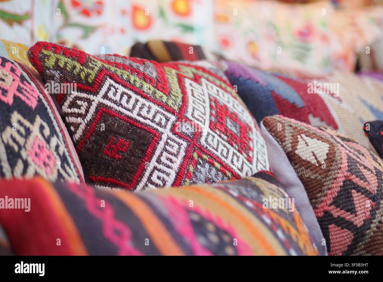Cuscini colorati in mostra in un mercato in un ambiente vivace Foto Stock