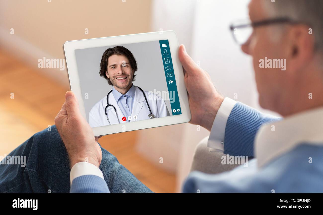 Uomo anziano che parla con il dottore che effettua la videochiamata a casa Foto Stock