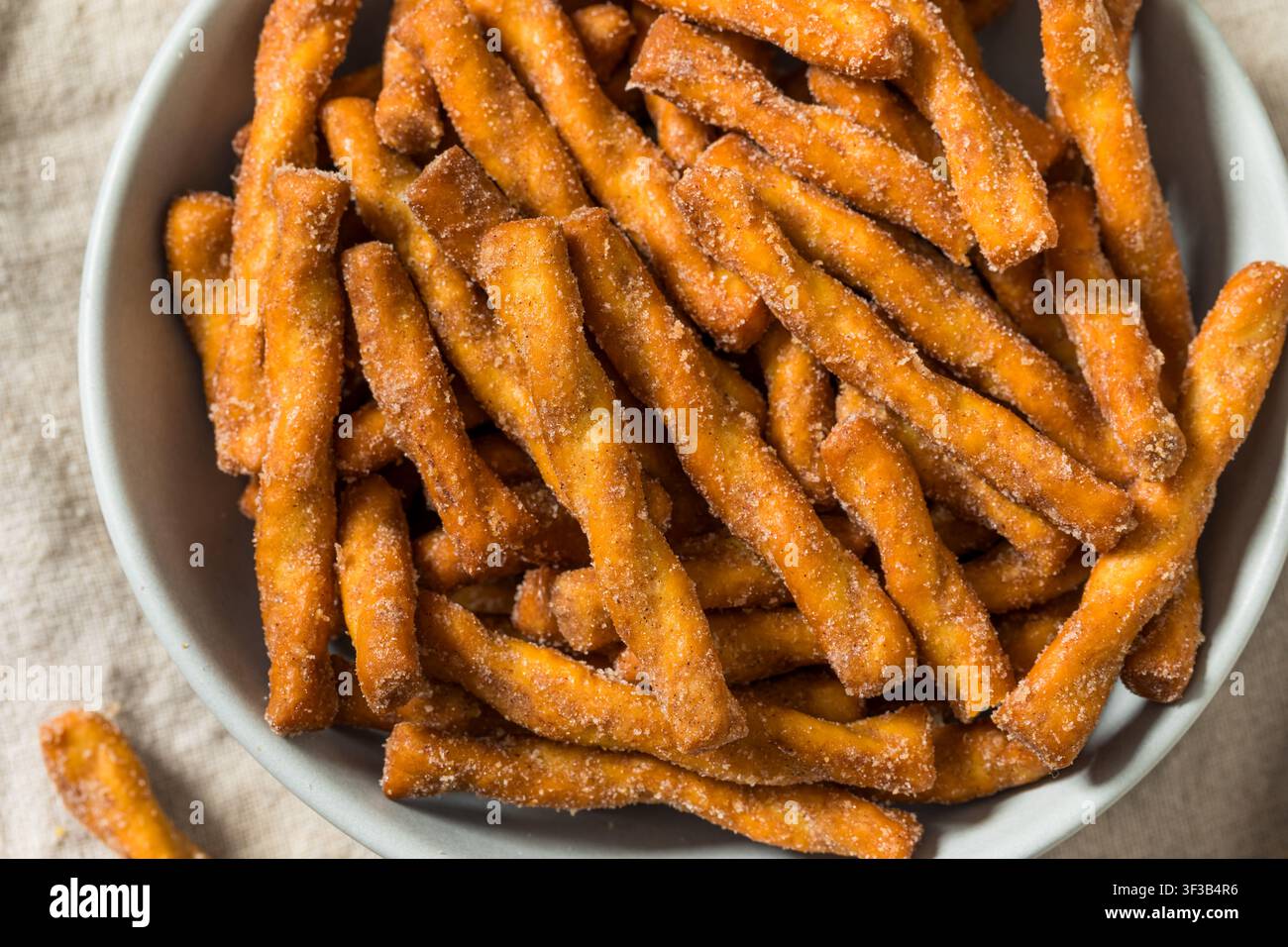 Dolci giri di pretzel allo zucchero di canella biologico da mangiare come spuntino sano Foto Stock