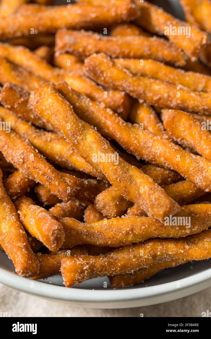Dolci giri di pretzel allo zucchero di canella biologico da mangiare come spuntino sano Foto Stock