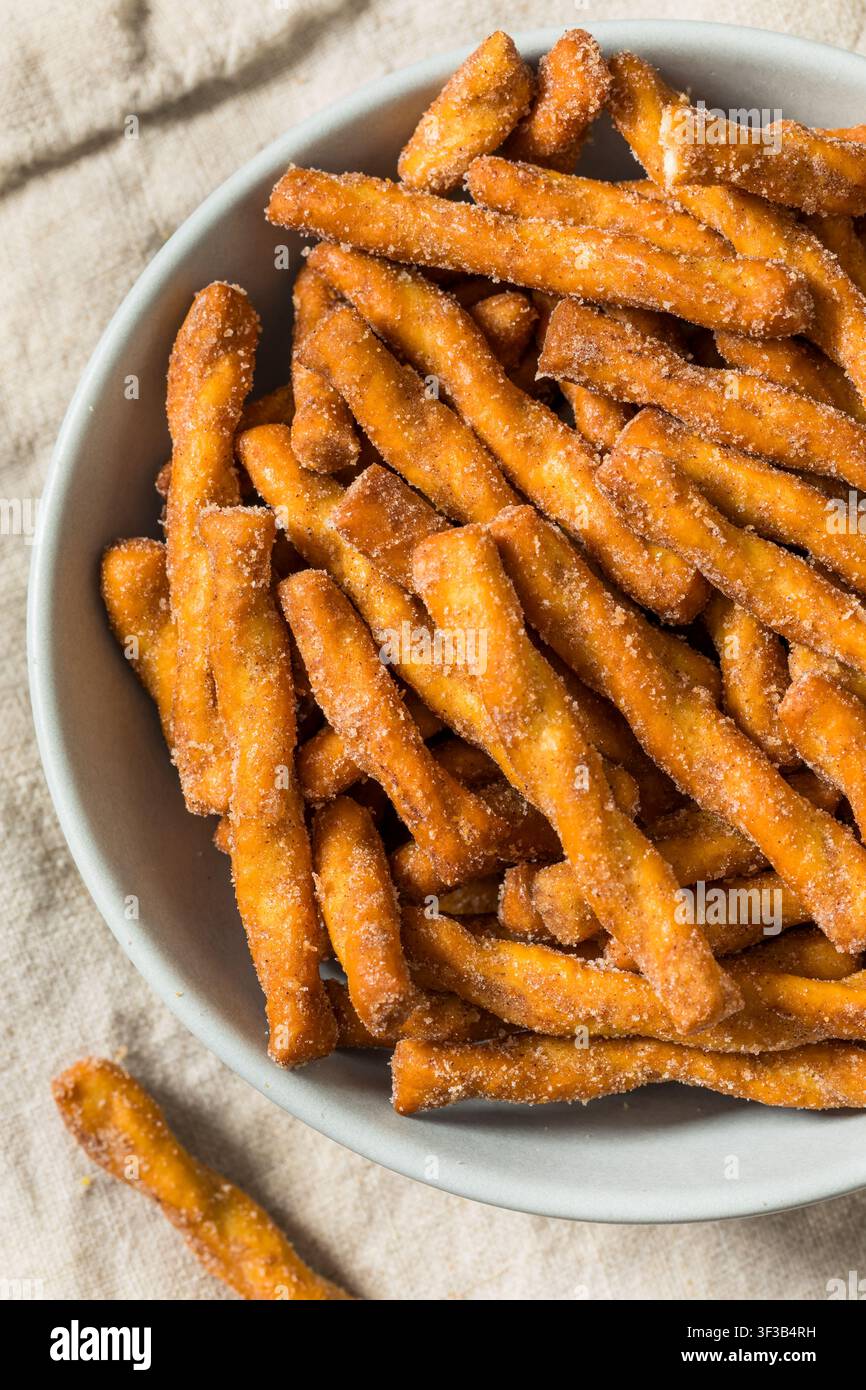 Dolci giri di pretzel allo zucchero di canella biologico da mangiare come spuntino sano Foto Stock