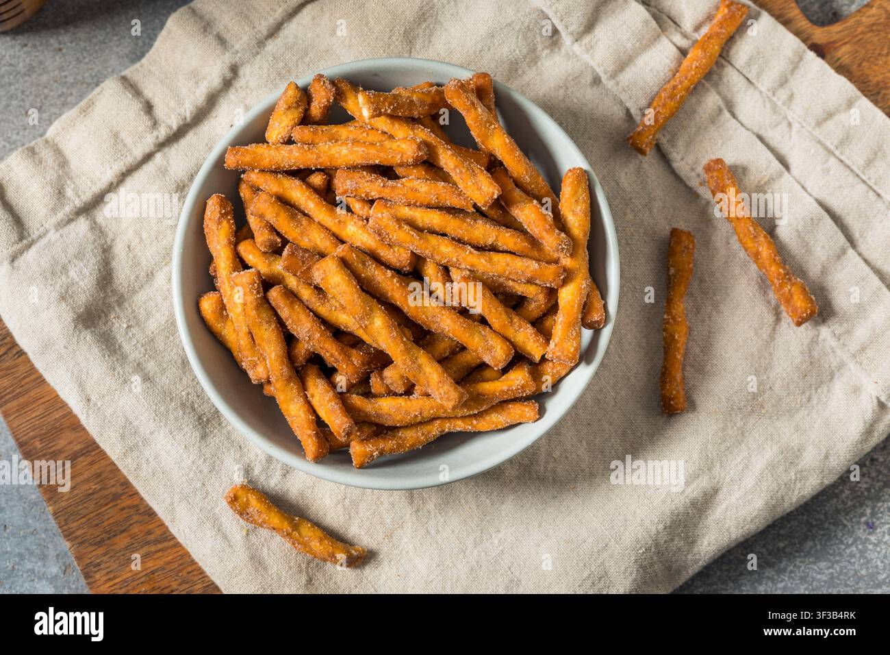 Dolci giri di pretzel allo zucchero di canella biologico da mangiare come spuntino sano Foto Stock
