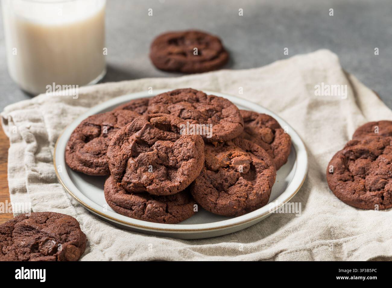 Biscotti fatti in casa con doppio cioccolato e latte intero per dessert Foto Stock
