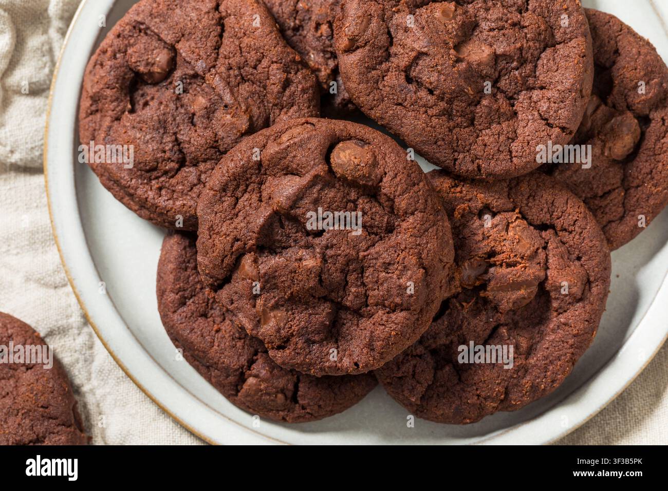 Biscotti fatti in casa con doppio cioccolato e latte intero per dessert Foto Stock
