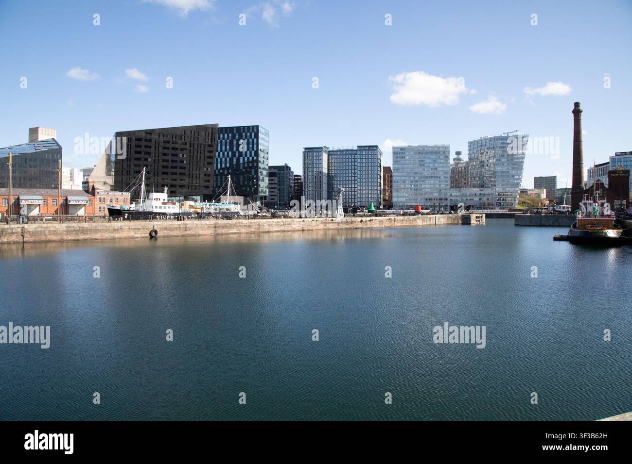 Architettura moderna e navi storiche sul Canning Half Tide Dock presso il lungomare del Royal Albert Dock a Liverpool, Merseyside, Inghilterra. Foto Stock