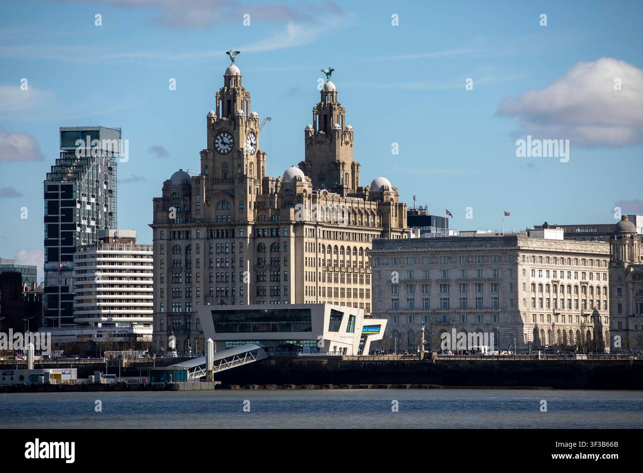L'iconico Royal Liver Building e il Cunard Building si ergono imponenti a Pier Head sul lungomare di Liverpool, visti attraverso il fiume Mersey. Foto Stock