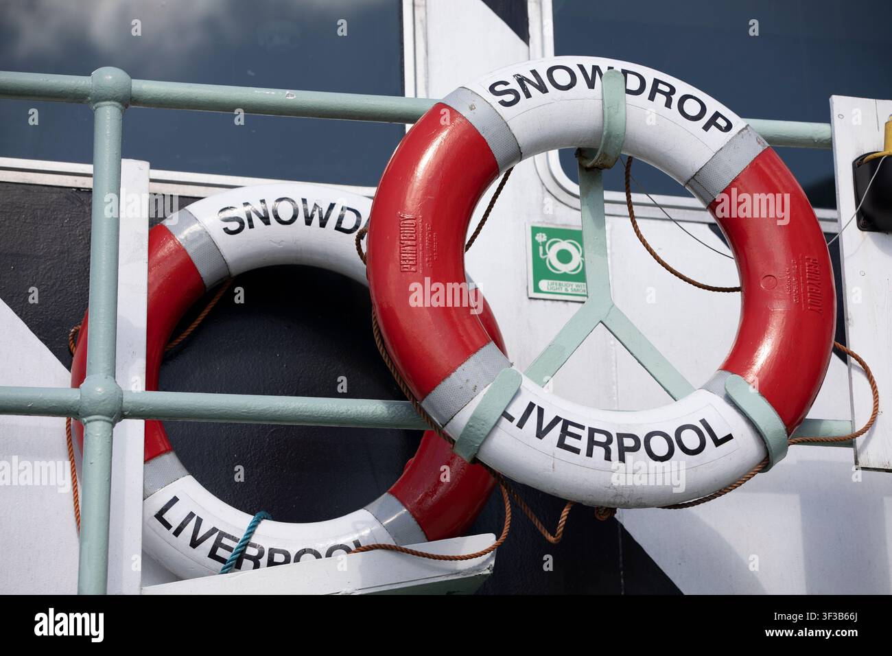 Due boe di salvataggio rossi e bianchi contrassegnati con "Snowdrop" e "Liverpool" montati sulle ringhiere metalliche di una nave della Mersey Ferry. Foto Stock