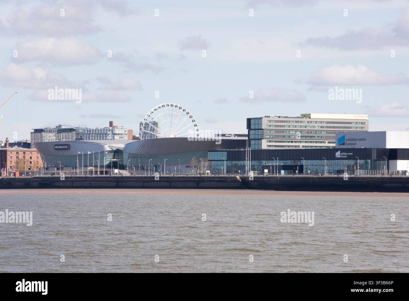 Il lungomare del Liverpool Experience Campus su Kings Dock, con la M&S Bank Arena, il Centro Espositivo e la Ruota di Liverpool Foto Stock
