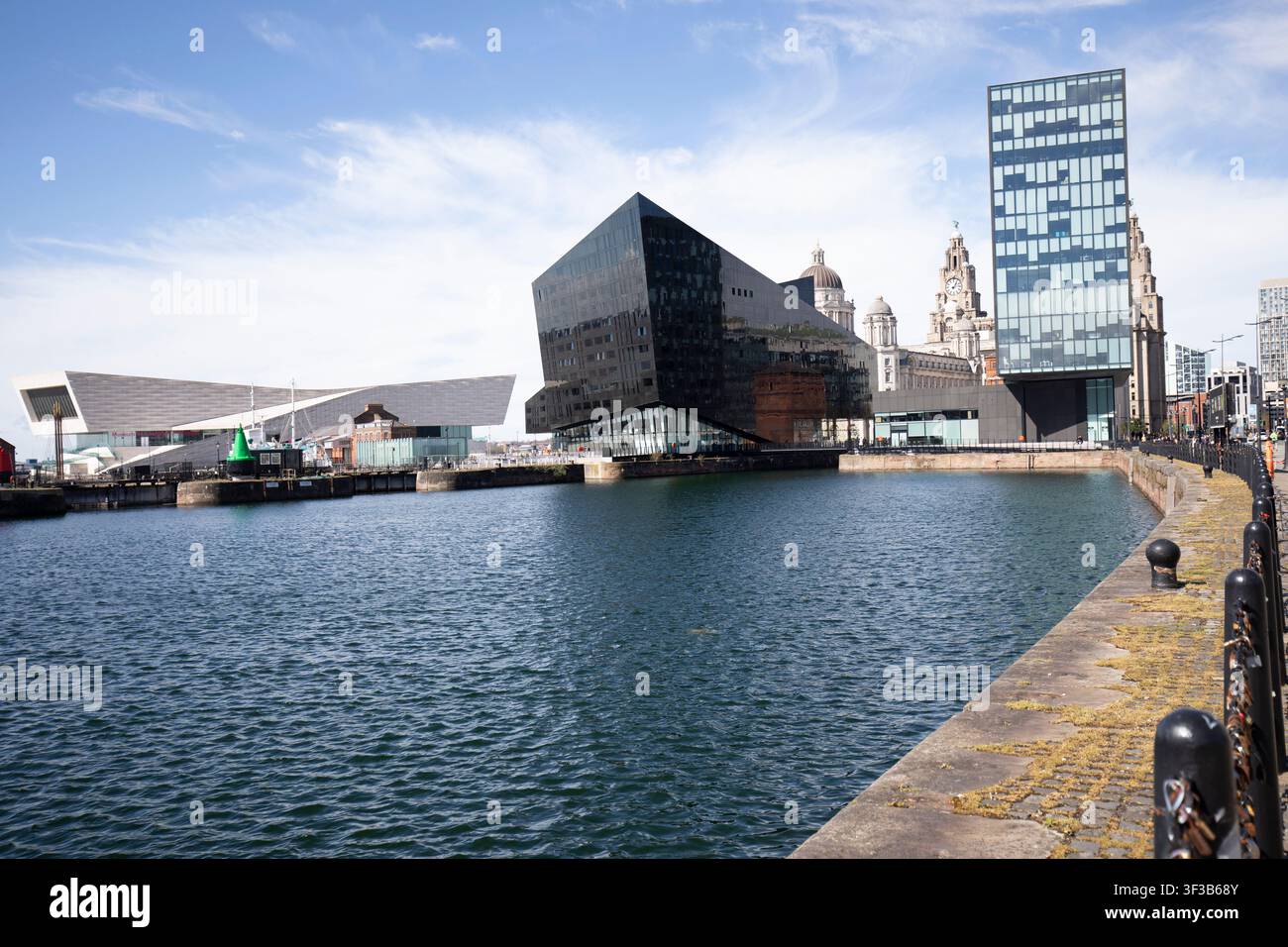 Architettura moderna del lungomare al Canning Dock di Liverpool, con l'edificio in vetro nero RIBA North e il Museum of Liverpool. Foto Stock