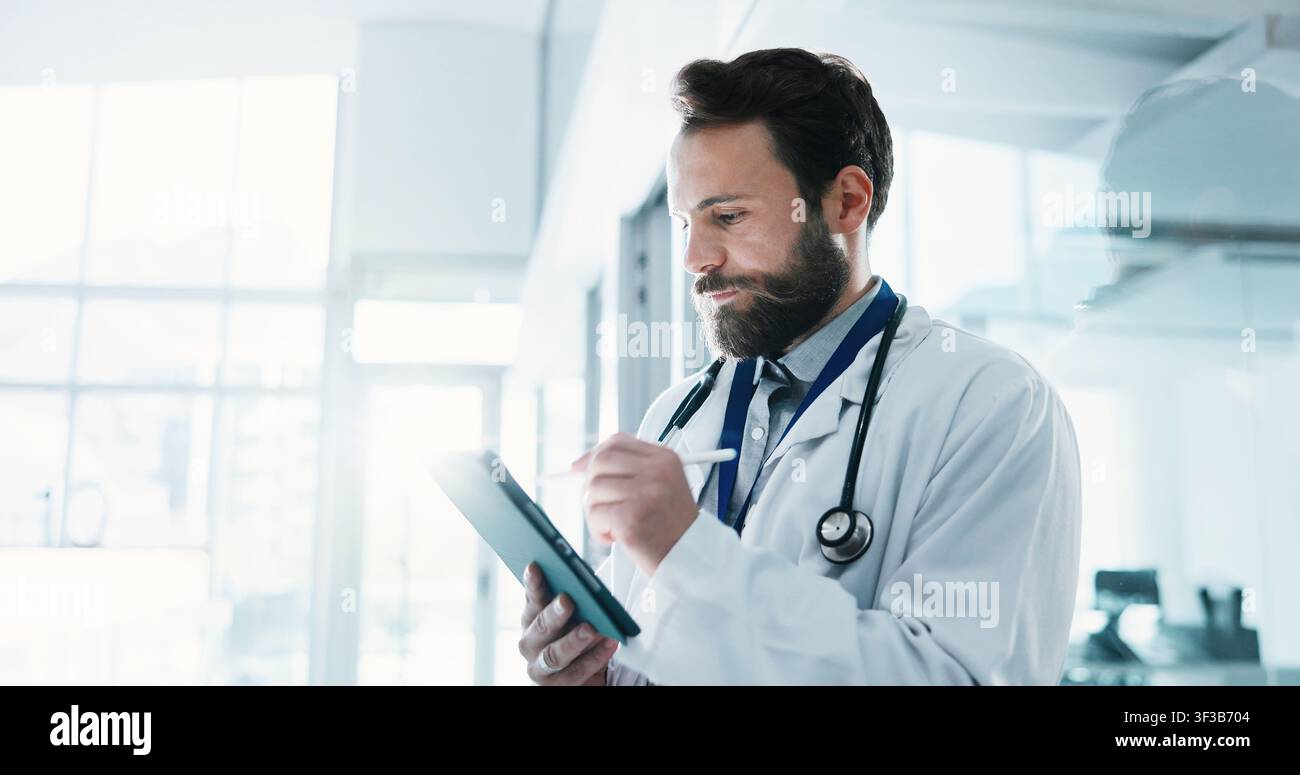 Ospedale, medico e uomo con tablet per email medica, firma digitale o revisione dello studio di caso. Tecnologia, penna e professionista clinico con elenco di controllo per Foto Stock