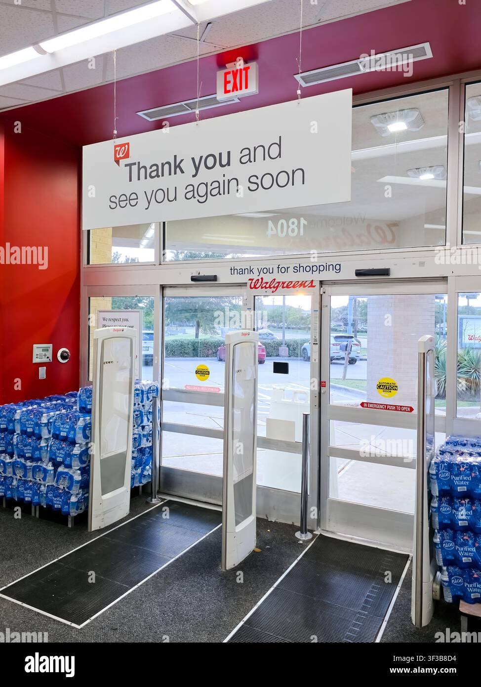 PLANO, TX, USA - 19 LUGLIO 2026: All'interno di un negozio Walgreens, viene mostrata l'area d'uscita con un cartello "Grazie e ci vediamo presto" sopra i sensori di sicurezza Foto Stock