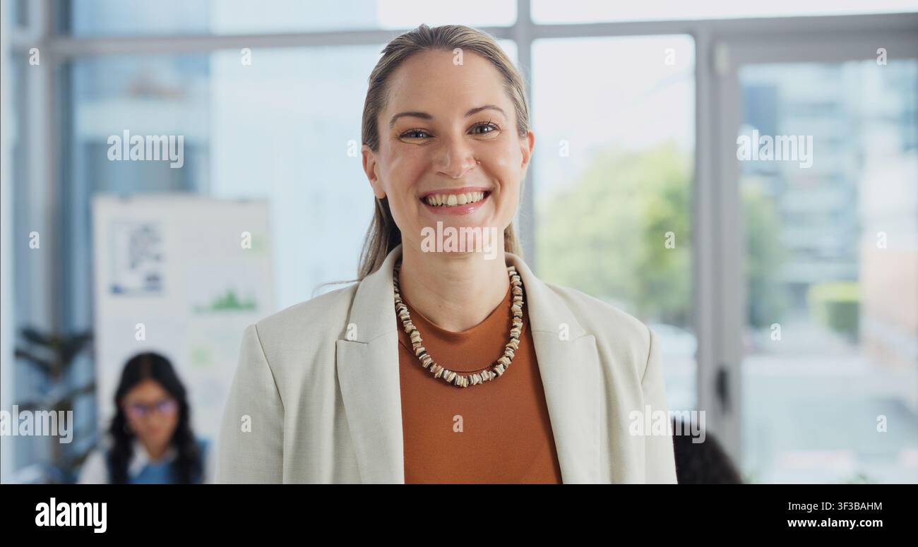Sicurezza, sorriso e donna in ufficio con ritratto, esperta di pubblicità o orgoglio nella crescita aziendale. Felice, riunione o direttrice del branding con Foto Stock