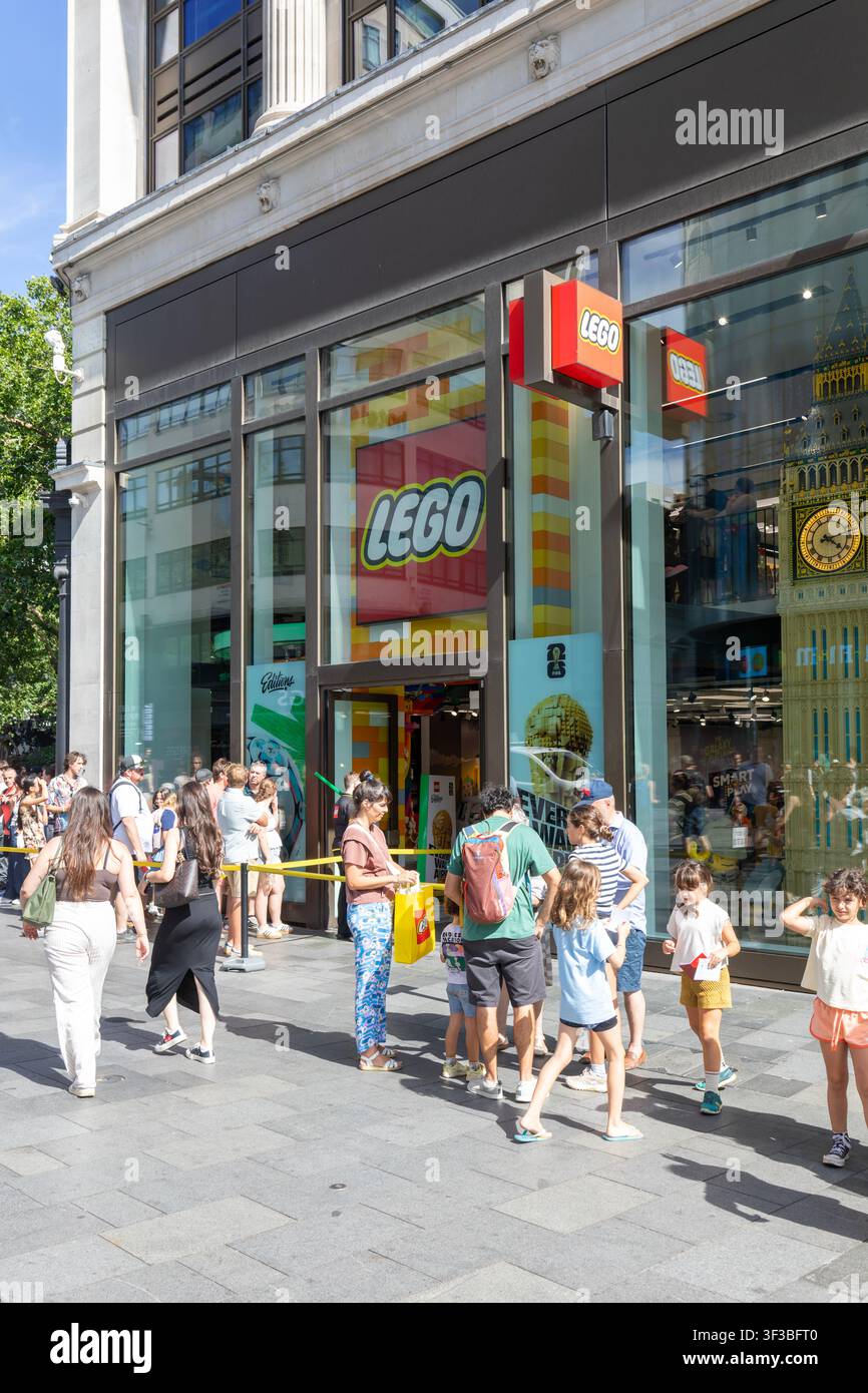 Persone in fila fuori dal negozio flagship Lego, Swiss Court, Leicester Square, Londra, Inghilterra, Regno Unito - il più grande negozio LEGO del mondo Foto Stock