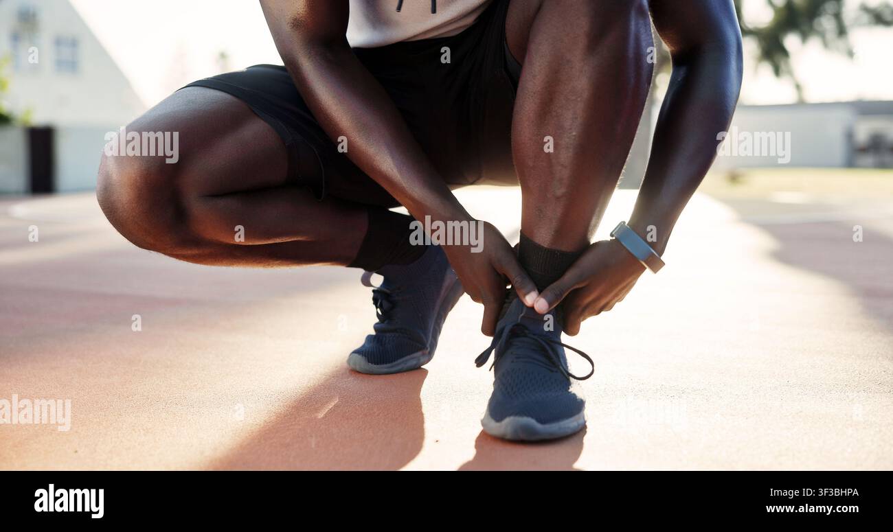 Fitness, sforzo o mani all'aperto con dolore alla caviglia, articolazione ferita o dolore cardio in infortunio sportivo. Disagio, atleta o uomo con crampo al polpaccio, allenamento Foto Stock