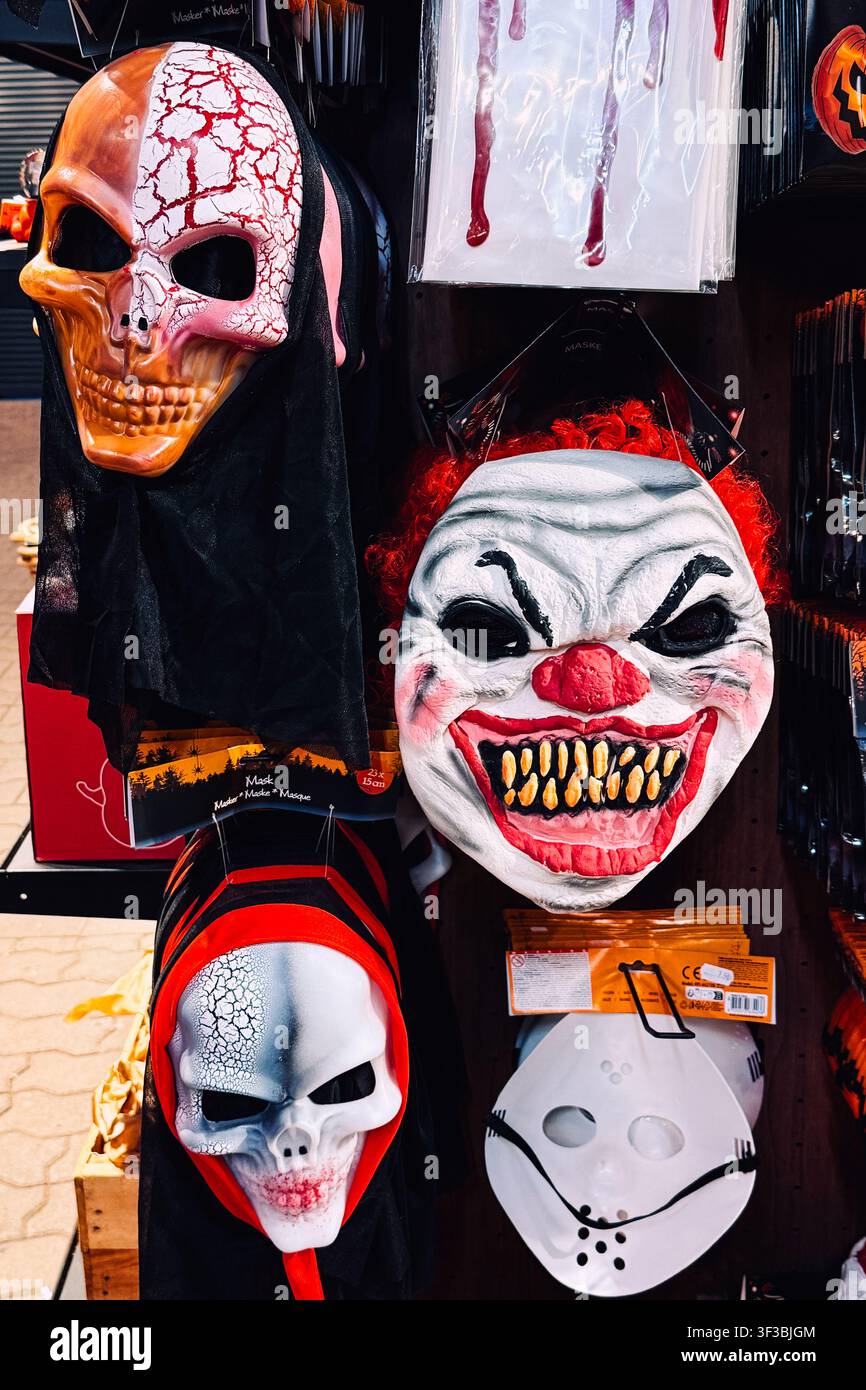 Maschere spaventose esposte in vendita, articoli per feste di Halloween, accessori per costumi, vendita al dettaglio stagionale. Varsavia, Polonia -15 luglio 2026 Foto Stock