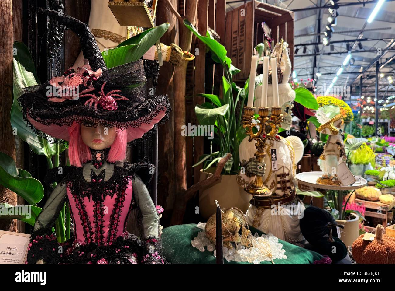 Esposizione dettagliata di merchandising stagionale di Halloween che mostra bambole di personaggi spaventosi e ornamenti festivi che riflettono la crescita del consumismo festivo e Foto Stock