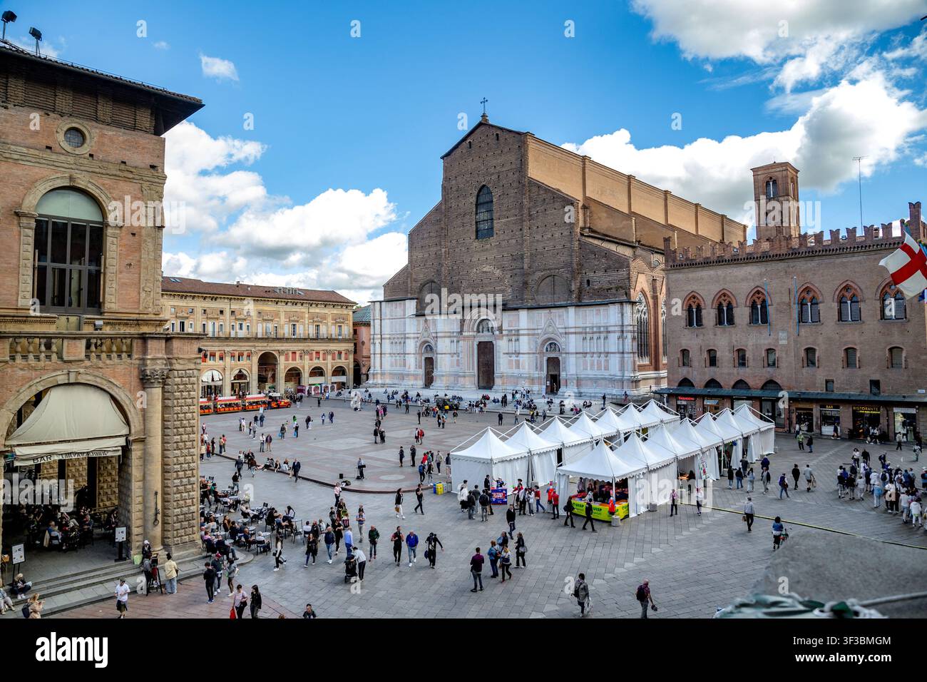 BOLOGNA, ITALIA - 23 MAGGIO 2025: Questa è una vista di Piazza Maggiore con la Basilica di San Petronio dalle alture del Palazzo di d'Accursio. Foto Stock