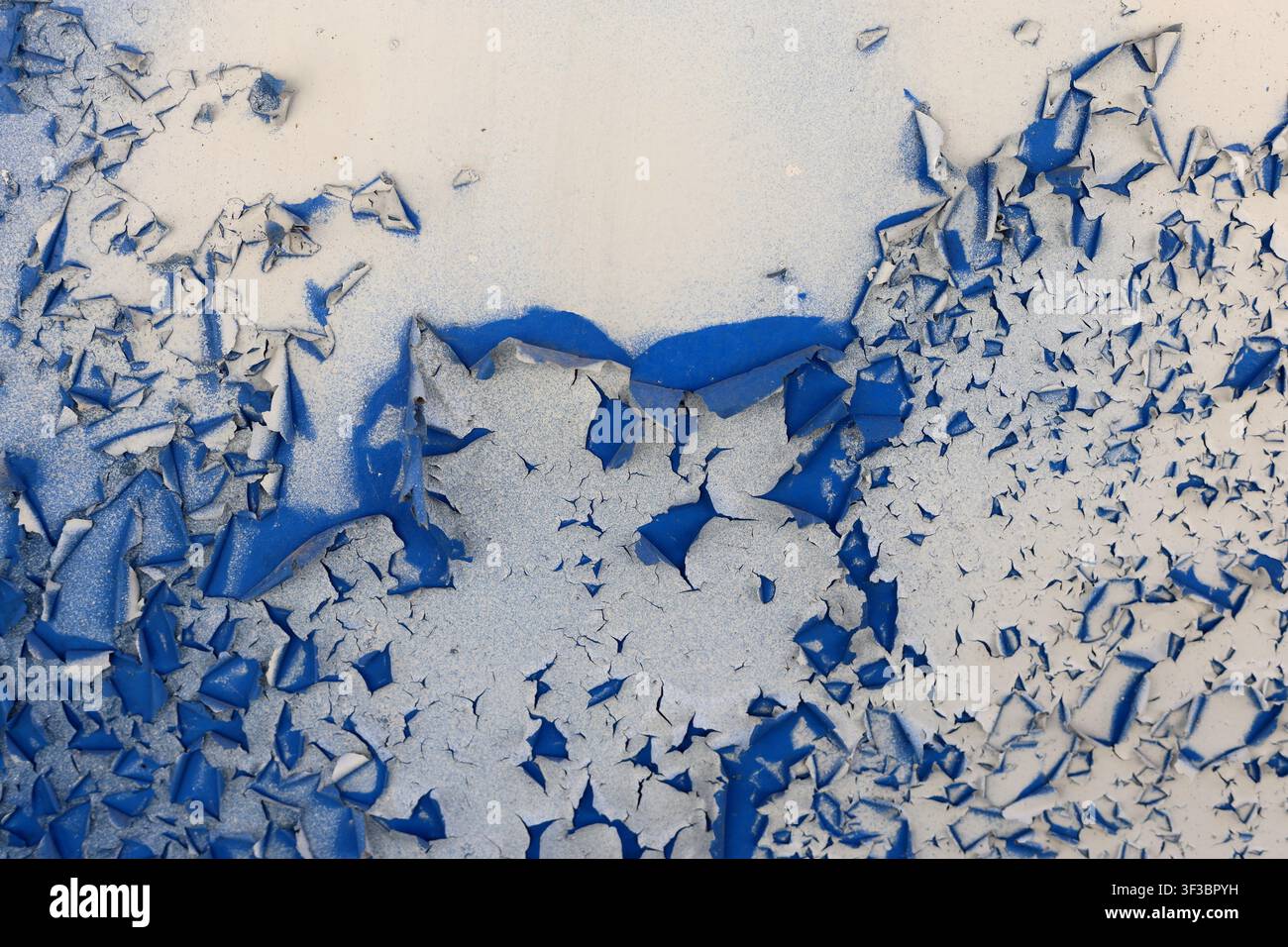 Texture di vernice blu scrostata e crepata su sfondo di superficie consumata Foto Stock