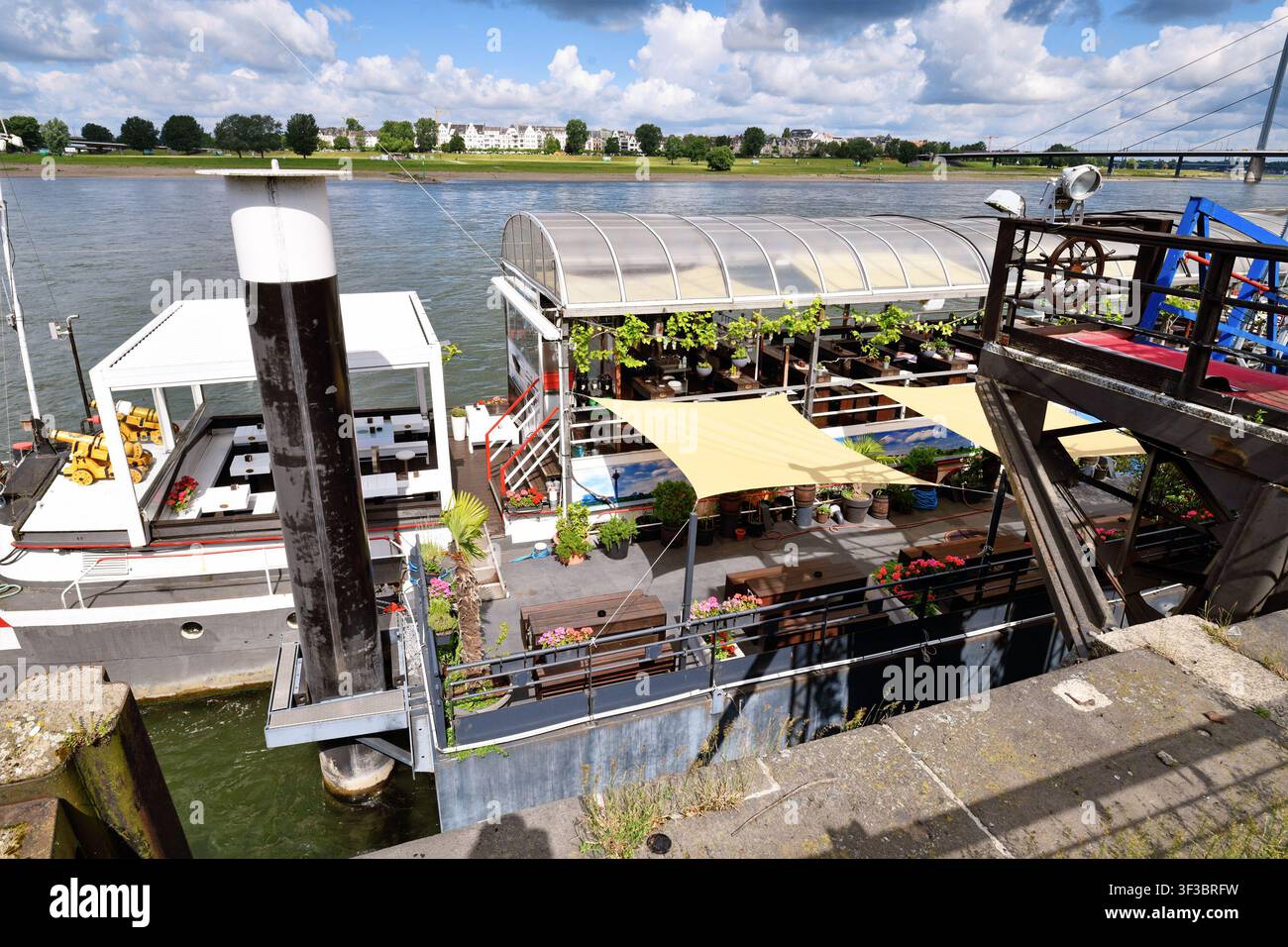 Düsseldorf, Germania - 9 giugno 2026: Interno della taverna galleggiante MS Allegra con area salotto accogliente all'interno di una nave fluviale convertita sul Reno. Un nauti Foto Stock