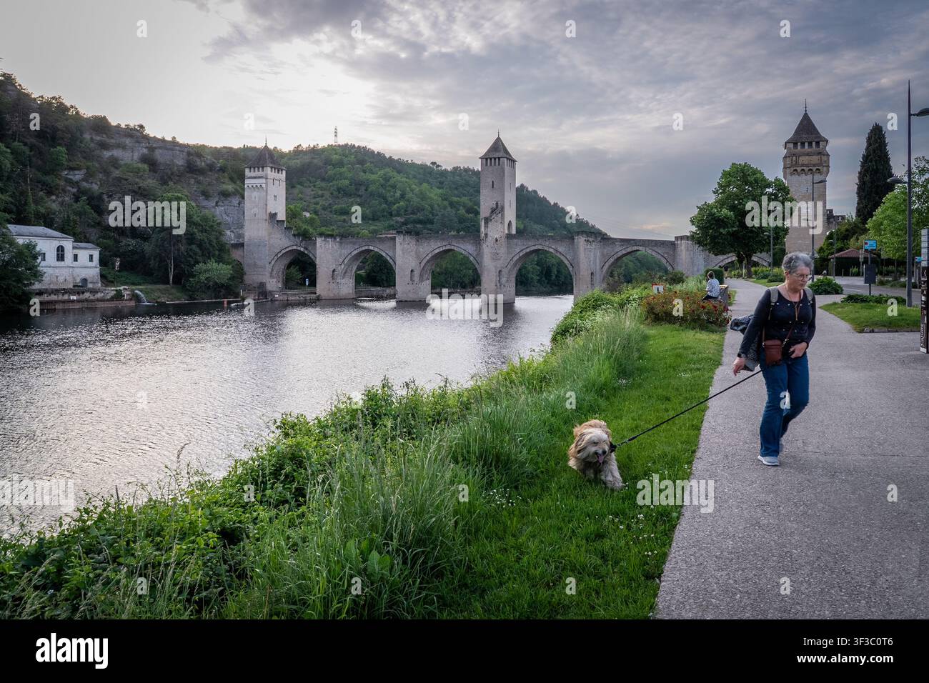 Il ponte medievale di Valentré sul fiume Lot a Cahors, Francia. Foto Stock