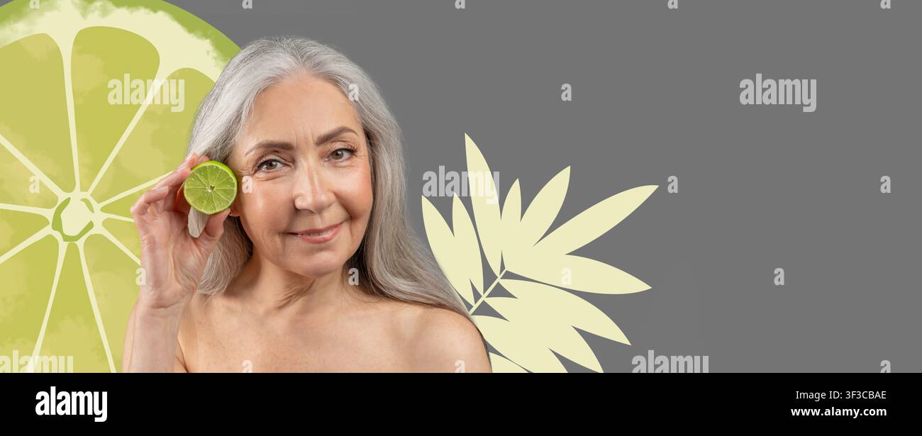 Donna anziana felice con capelli grigi che tiene un lime, cura della pelle a casa, concetto di benessere Foto Stock
