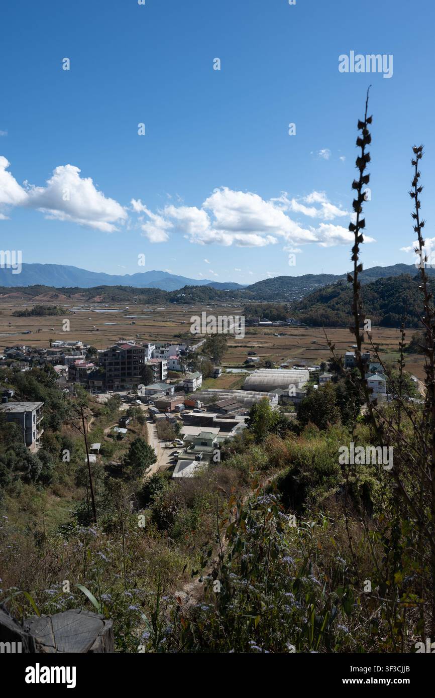 Una foto verticale della valle pianeggiante del nord-est rurale dell'India, Champhai, Mizoram, una città al confine tra India e Myanmar Foto Stock