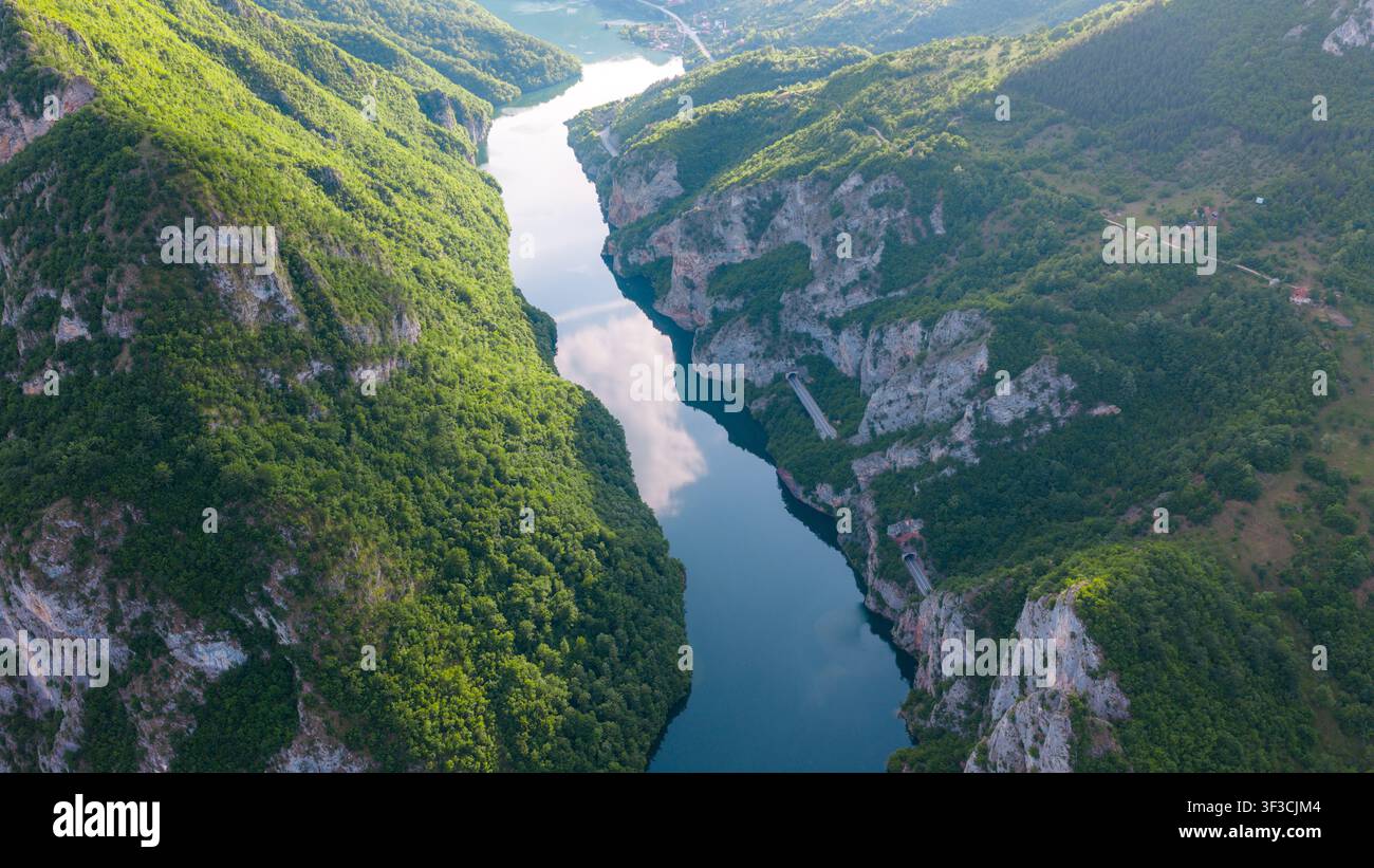 Vista dal drone del fiume Drina che scorre tra le aspre pareti del canyon e i versanti boscosi delle montagne Foto Stock