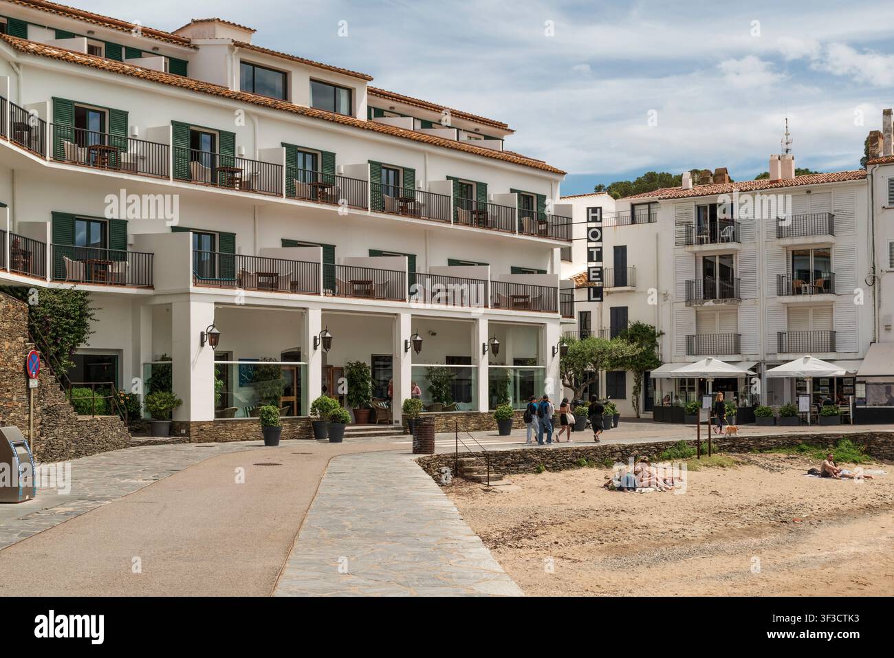 Edificio alberghiero bianco con balconi che si affacciano sulla spiaggia nella città costiera mediterranea di Cadaques, Girona, Catalogna, Spagna, Europa. Foto Stock