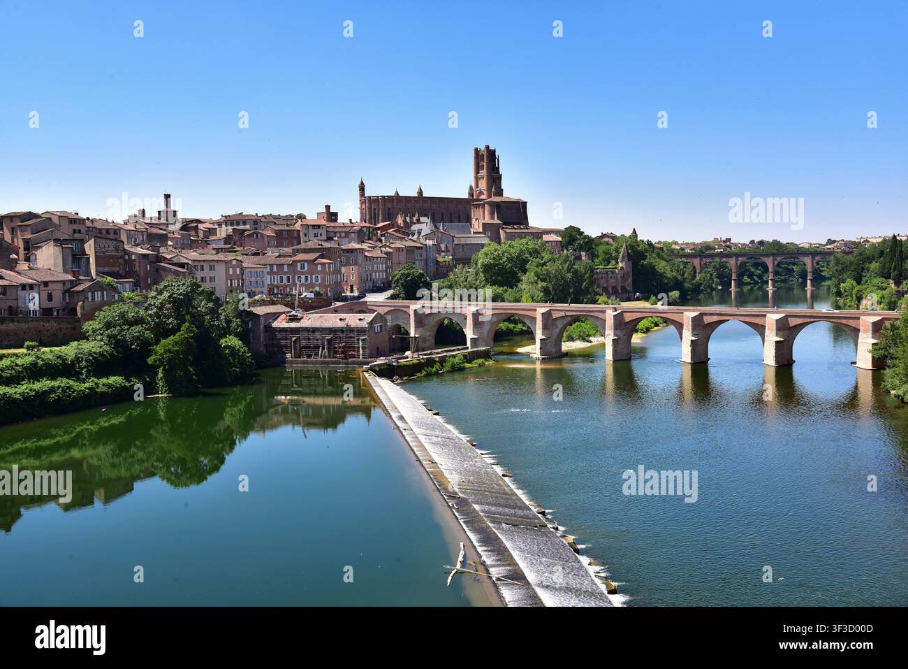 Paesaggio urbano della città francese del sud di Albi, con il fiume Tarn in primo piano e la Cattedrale di Santa Cecilia sullo sfondo, Dipartimento di Tarn Foto Stock