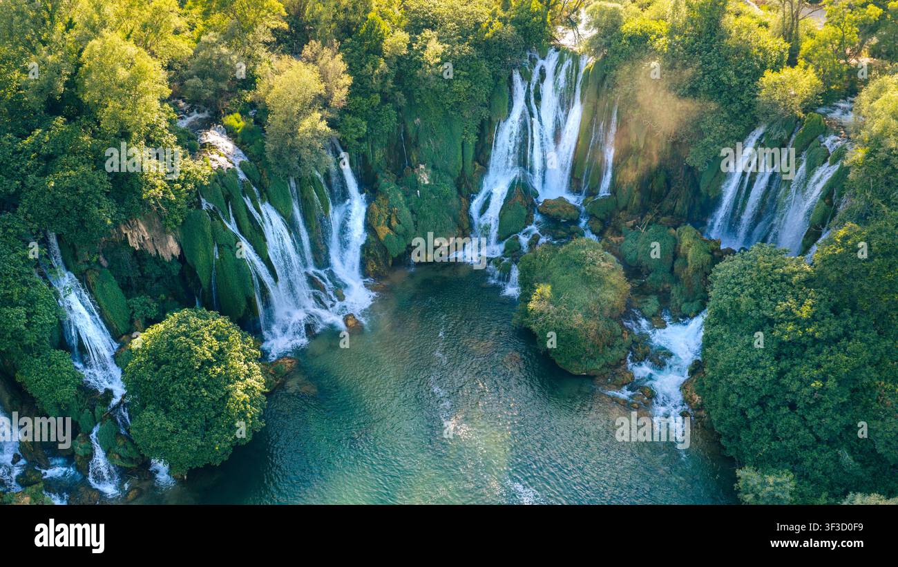 Panorama aereo spettacolare di cascate in cascata circondate da una fitta foresta Foto Stock