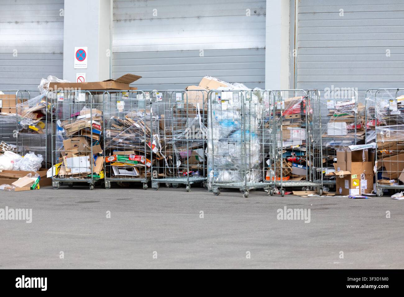 Belgrado, Serbia - 10 luglio 2026: Rifiuti di imballaggio raccolti costituiti da cartoni e materiali di confezione in plastica conservati dietro un centro commerciale Foto Stock