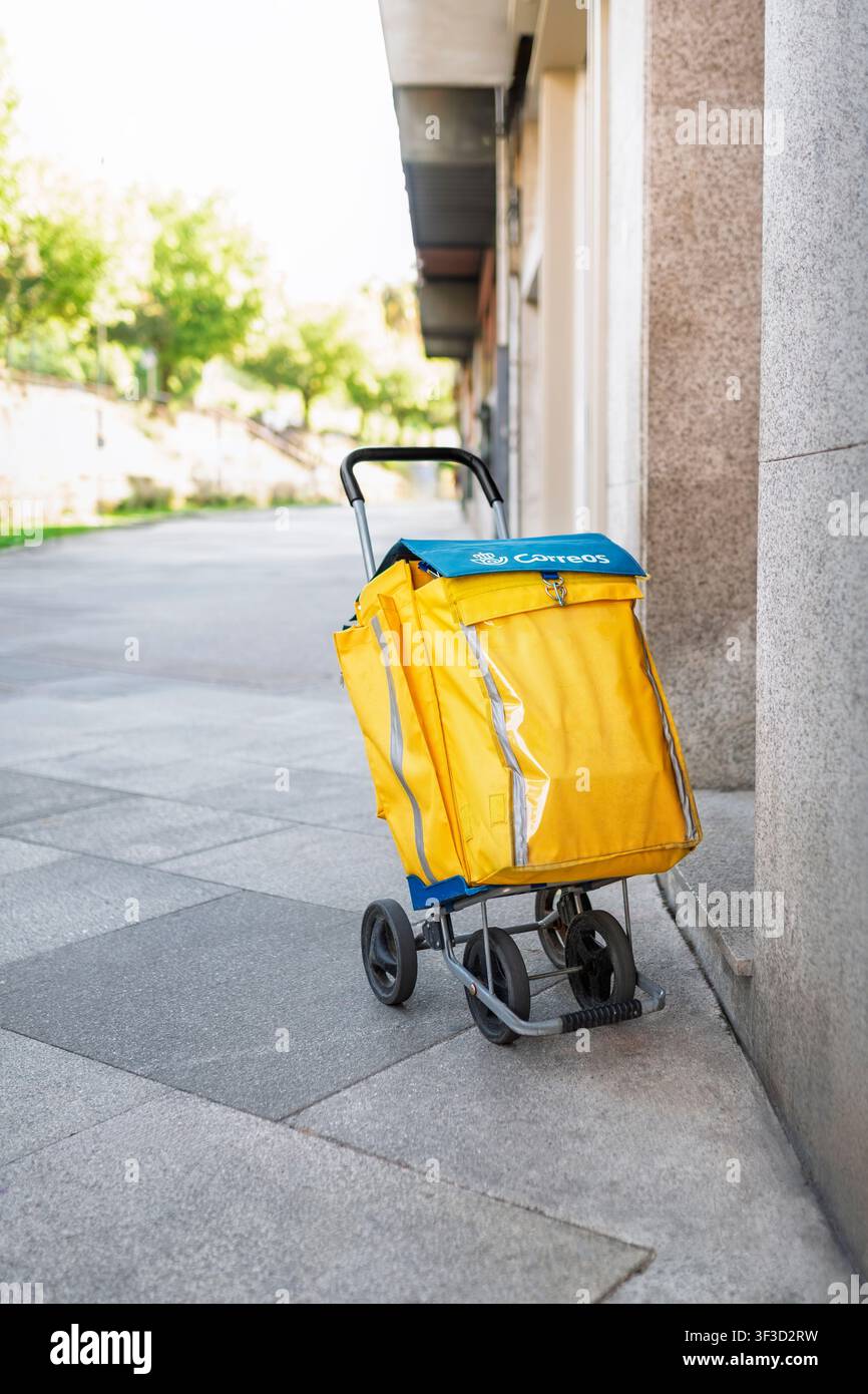 Carrello di servizio postale su un marciapiede cittadino a Santiago di Compostela Foto Stock