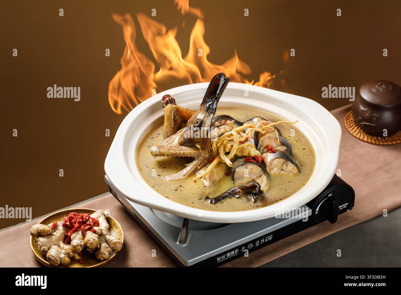 Casseruola di anatra e anguilla cotta lentamente con olio di camelia Foto Stock