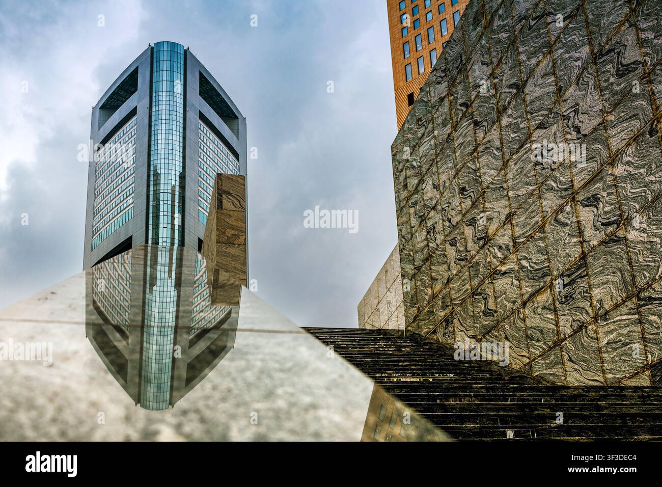 Parti astratti di edifici e architettura moderni visti da un angolo basso, con una gamma di colori, texture e riflessi diversi. Foto Stock