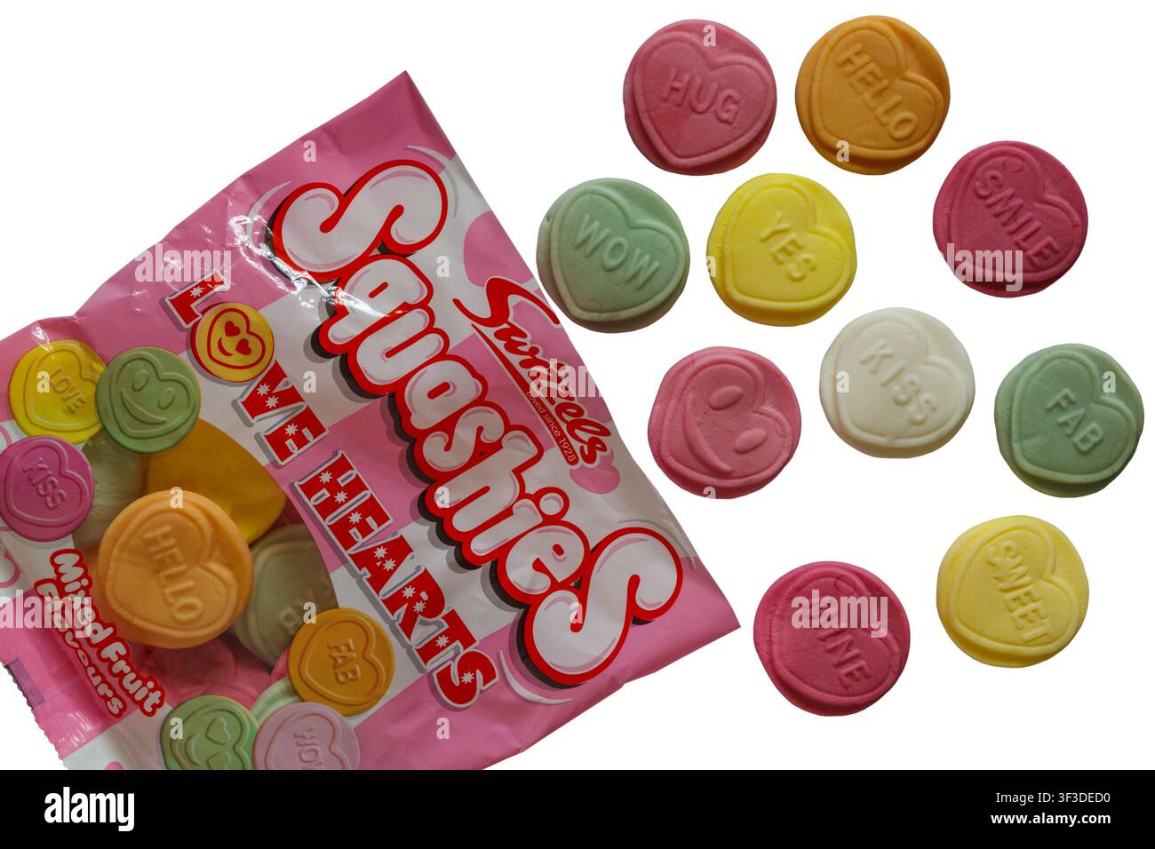 Busta di caramelle Swizzels Matlow Love Hearts Squashies ai gusti di frutta mista su sfondo bianco Foto Stock