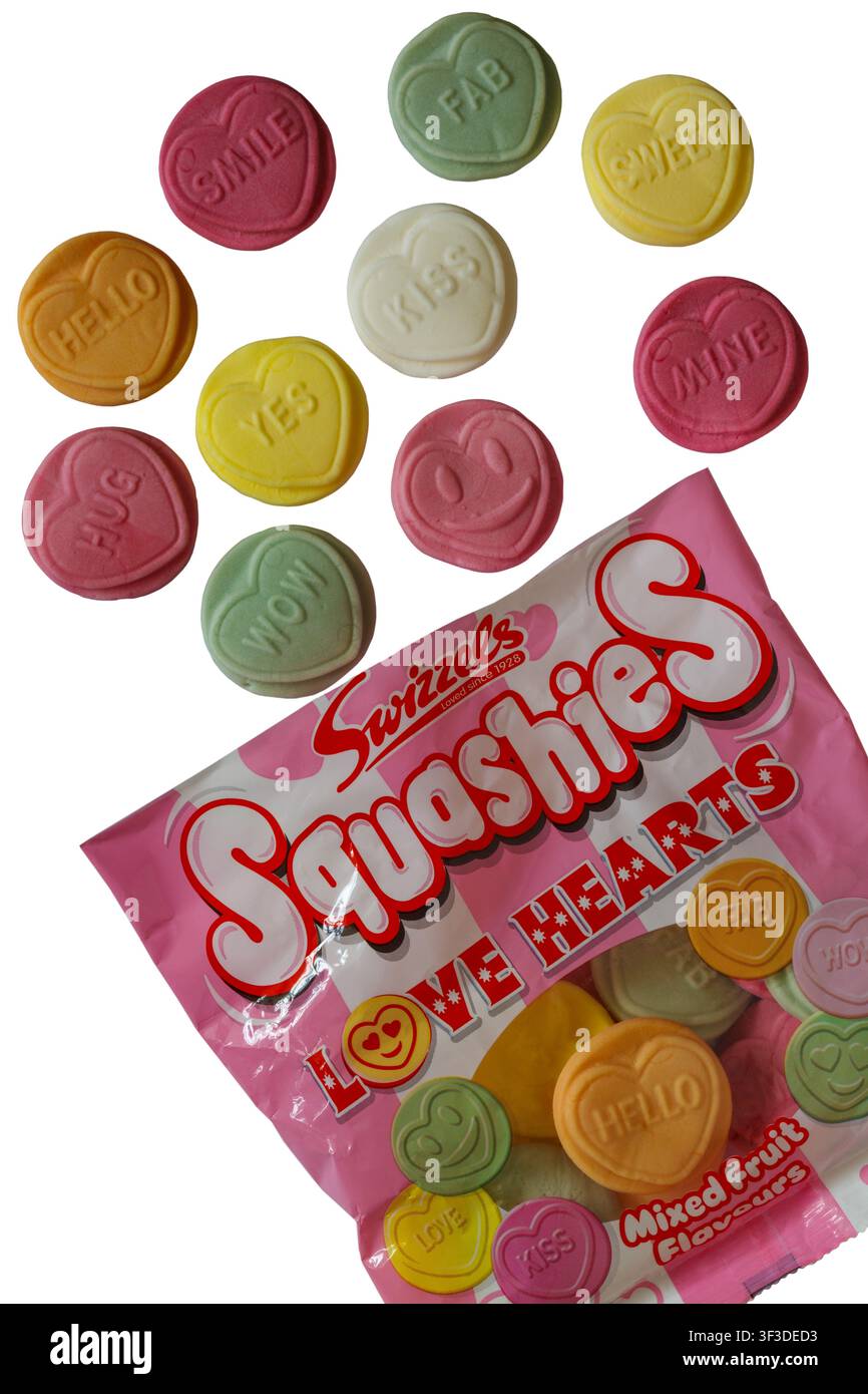 Busta di caramelle Swizzels Matlow Love Hearts Squashies ai gusti di frutta mista su sfondo bianco Foto Stock