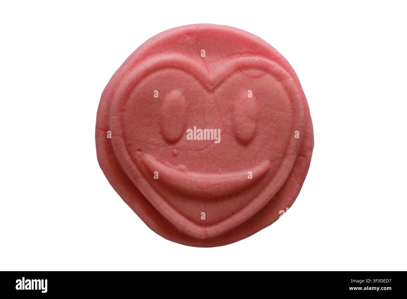 Faccina sorridente Swizzels Matlow Love Hearts Squashies gomme alla frutta isolate su sfondo bianco Foto Stock