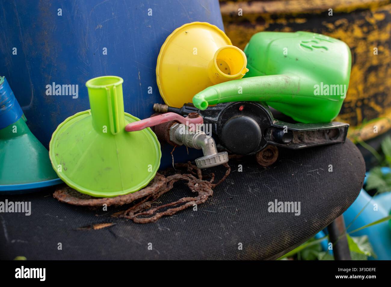 Etichette per irrigazione in plastica colorata all'aperto Foto Stock