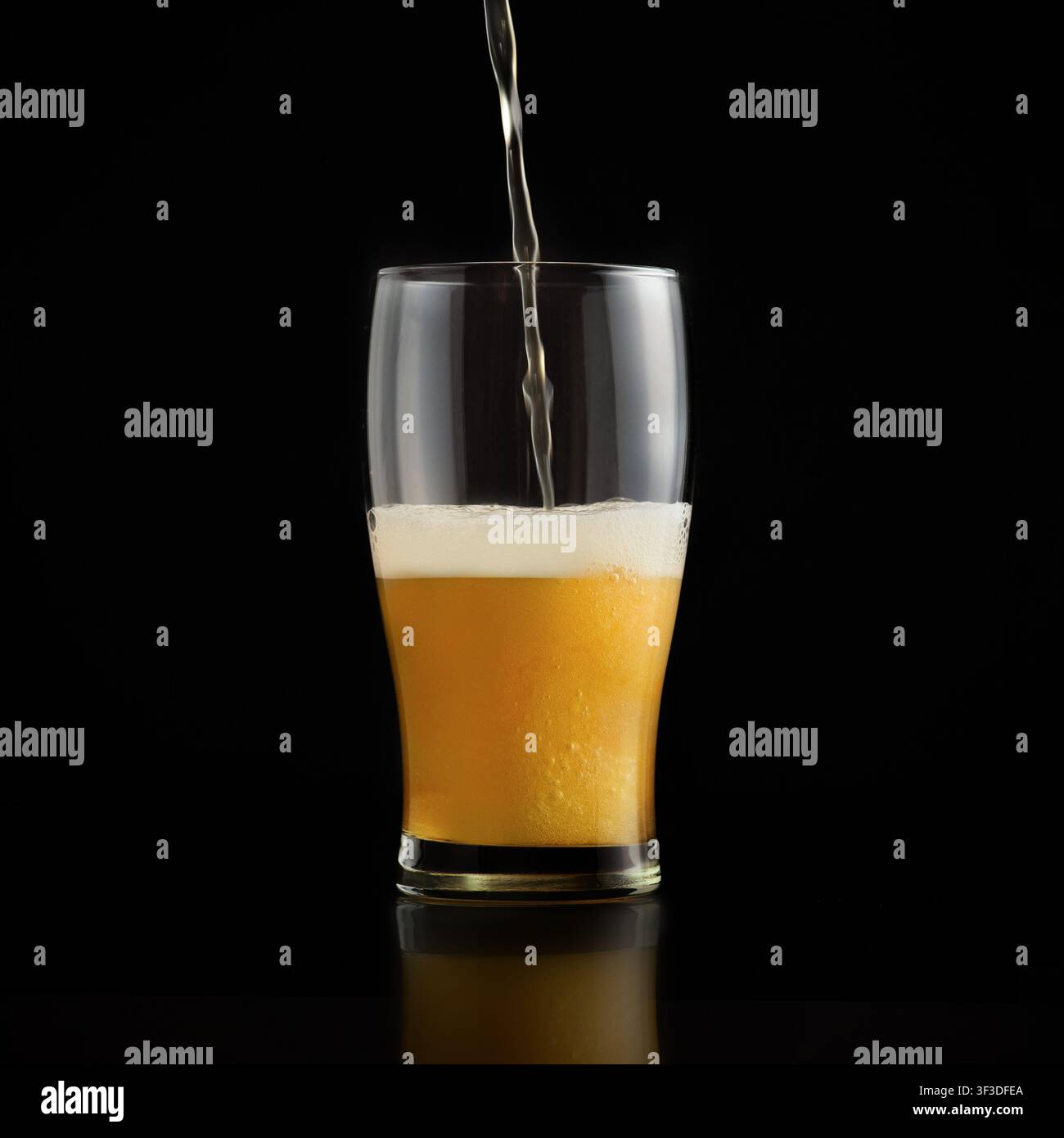 Birra fredda alla spina leggera versare il bicchiere della gru nel pub. Annuncio minimalistico Foto Stock