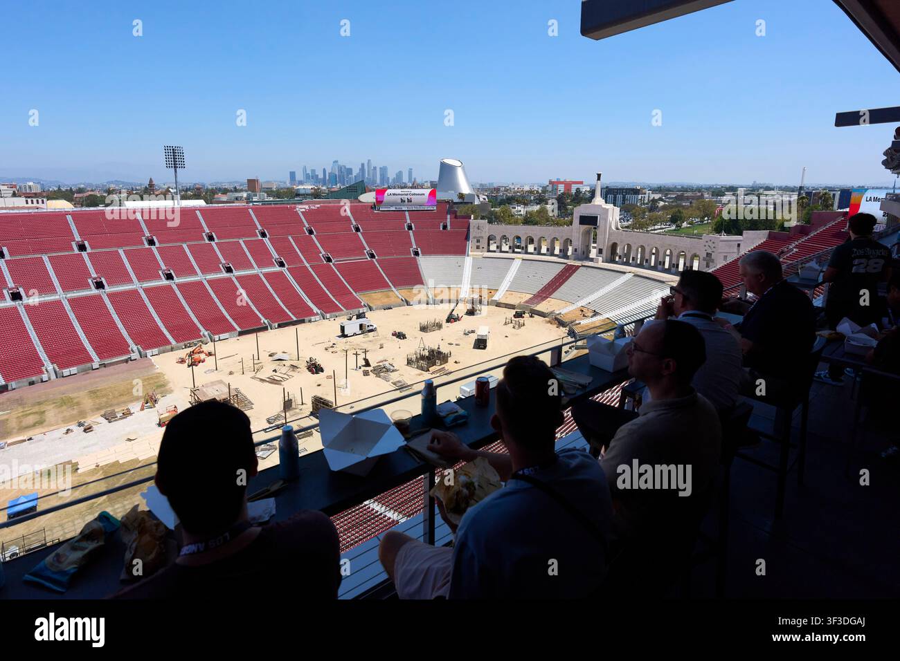 Los Angeles, USA. 22 luglio 2026. Una vista del Los Angeles Memorial Coliseum, sede delle competizioni di atletica leggera alle Olimpiadi estive LA28. Credit: Michael Kappeler/dpa/Alamy Live News Foto Stock